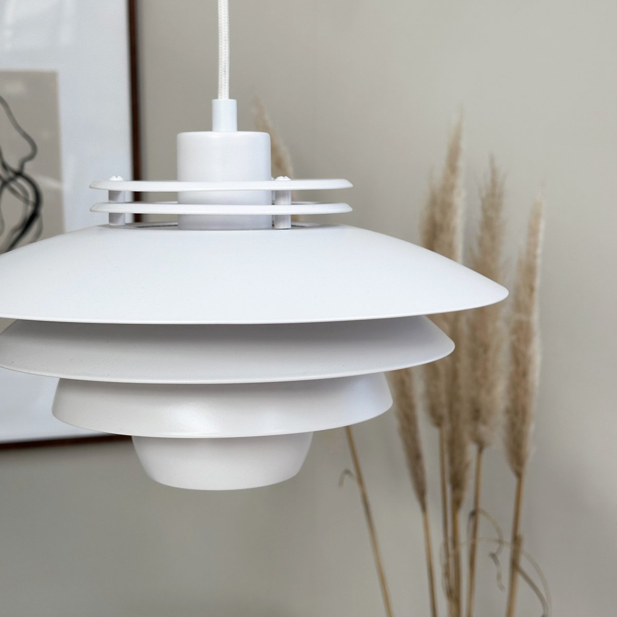 Ejka Ø30 Hvid loftslampe Fra Dyberg Larsen - Uppt&auml;ck Ejka Mini Pendel, en dansk designet lampe med en nutidig stil, der passer perfekt ind i det nordiske hjem.