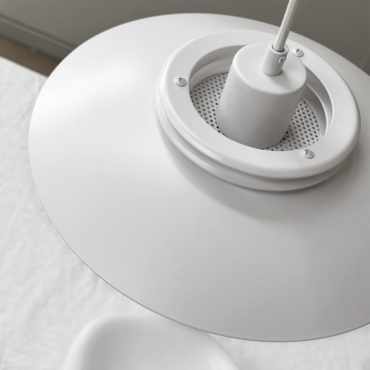 Ejka Ø30 Hvid loftslampe Fra Dyberg Larsen - Uppt&auml;ck Ejka Mini Pendel, en dansk designet lampe med en nutidig stil, der passer perfekt ind i det nordiske hjem.