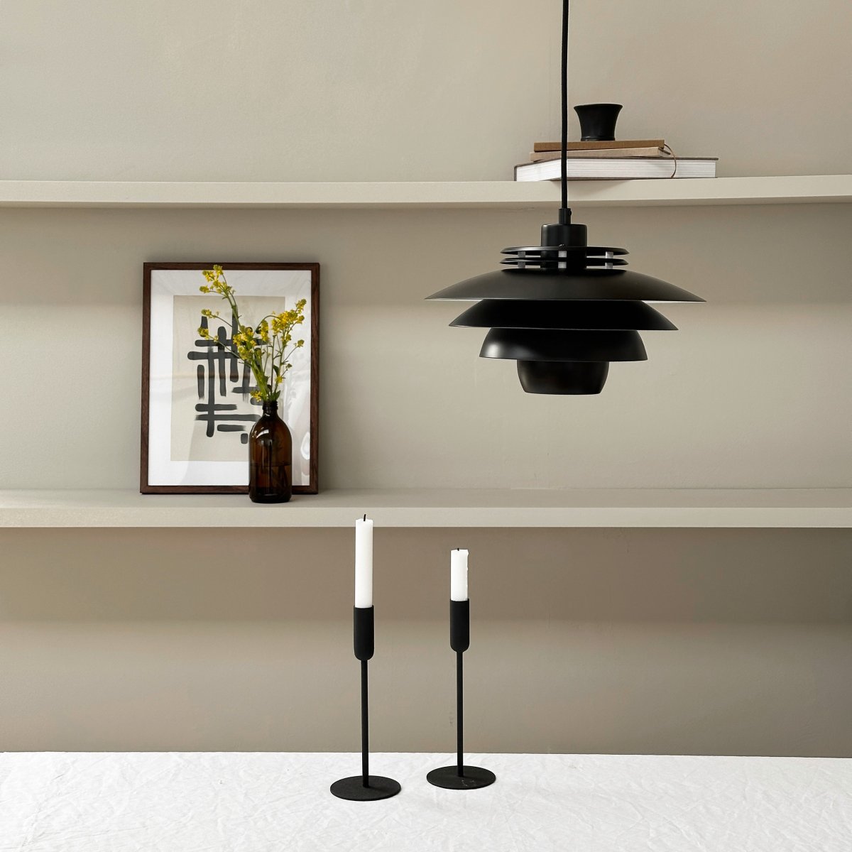 Ejka Ø30 Sort loftslampe Fra Dyberg Larsen - Uppt&auml;ck Ejka Mini Pendel, en dansk designet lampe med en nutidig stil, der passer perfekt ind i det nordiske hjem.