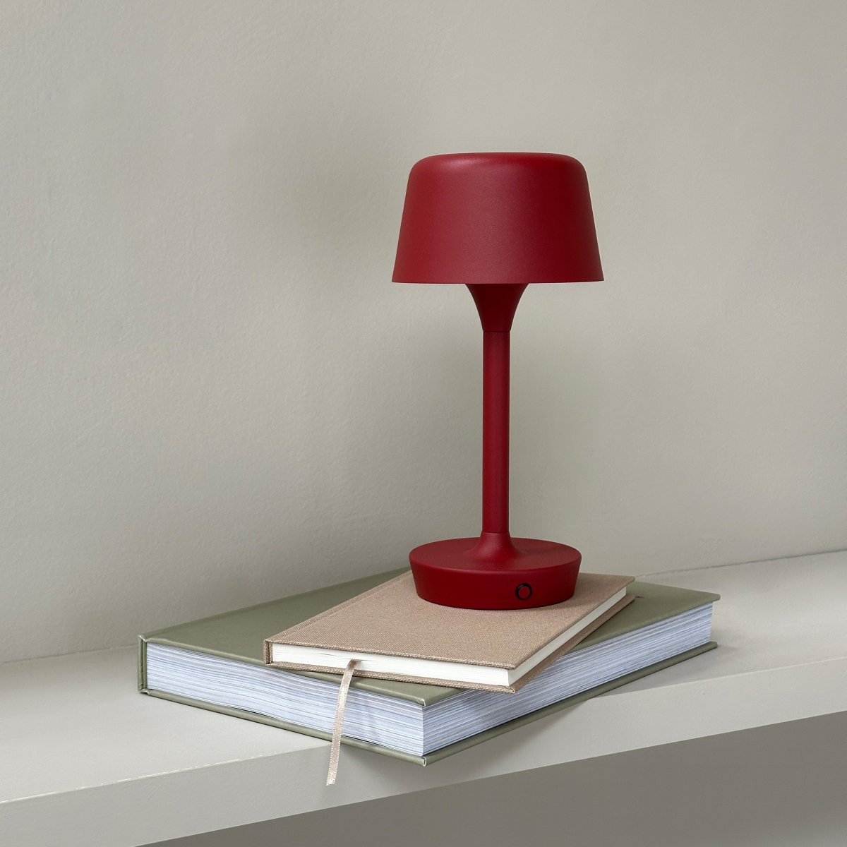 Flow 25cm Mørkerød bærbar Fra Dyberg Larsen - Lampen er af træ og nem at flytte, hvilket giver frihed til at placere den hvor som helst.