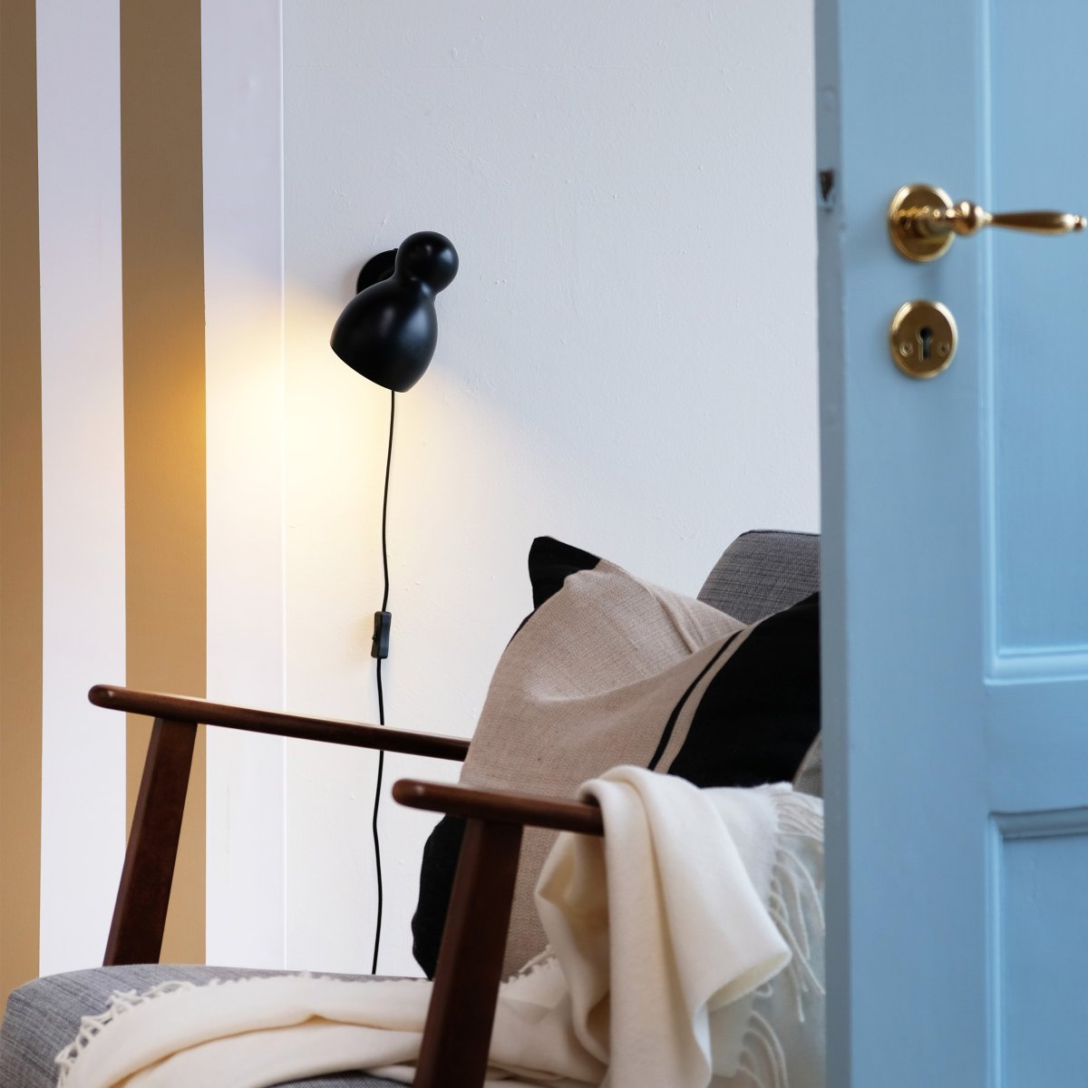 Ludo Sort læselampe Fra Dyberg Larsen - Ludo er lavet af metal af høj kvalitet med en silkeblød finish og tilføjer et strejf af klassisk design til dit hjem.