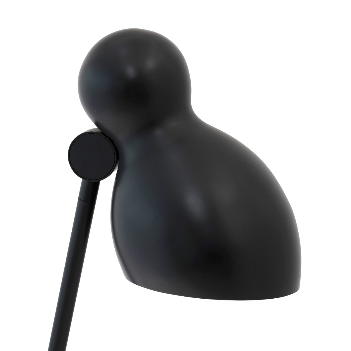 Ludo Sort gulvlampe Fra Dyberg Larsen - Ludo er lavet af metal af høj kvalitet med en silkeblød finish og tilføjer et strejf af klassisk design til dit hjem.