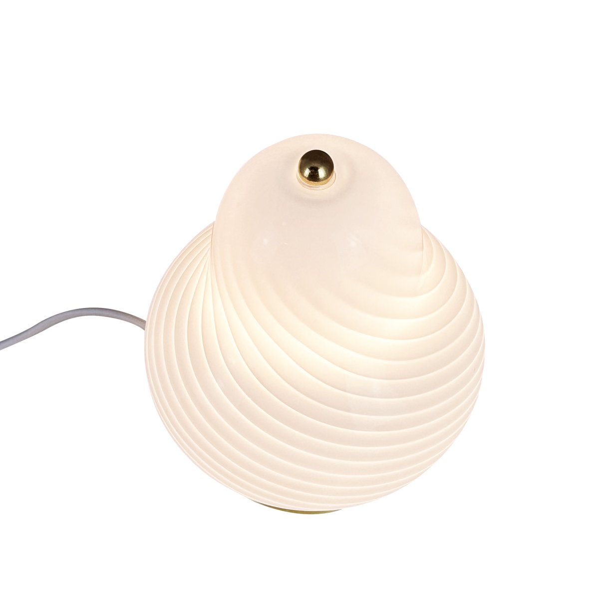 Lucy 20cm Hvid bordlampe Fra Dyberg Larsen - Lampen passer perfekt på et sidebord, i et vindue, på et natbord, en bogreol eller et skrivebord.