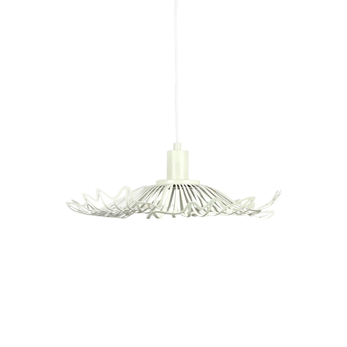 Flora Ø40 Perle hvid loftslampe Fra Dyberg Larsen - Finns i tv&aring; eleganta varianter: matt svart, med en industriell fransk k&auml;nsla, och p&auml;rlvitt, som kombinerar romantisk bohemstil med en minimalistisk touch.
