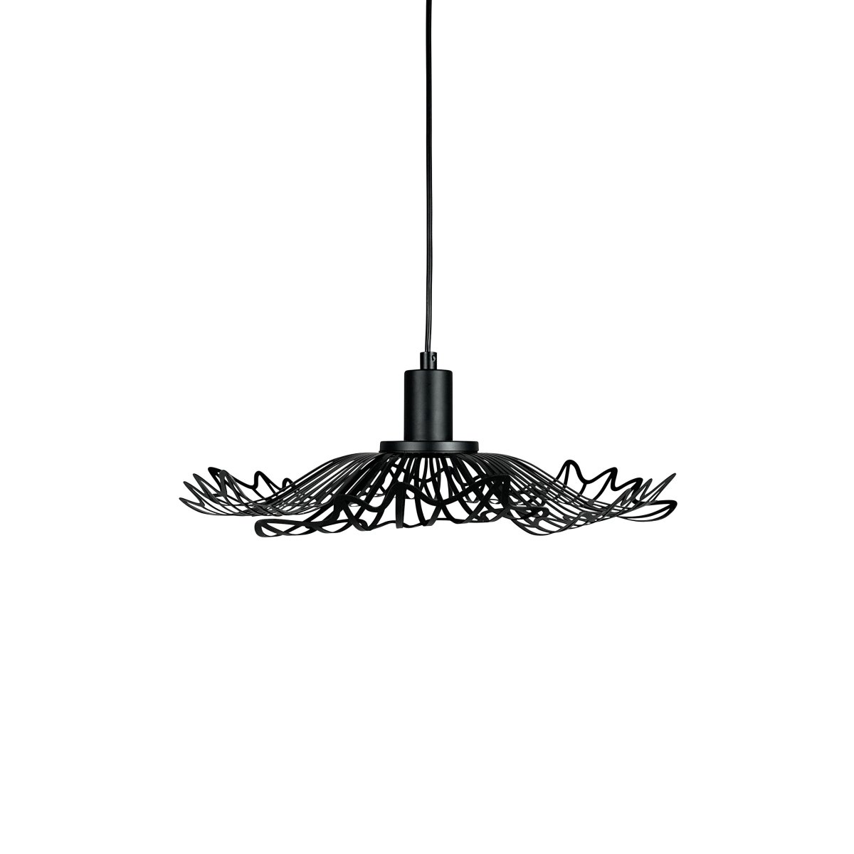 Flora Ø40 Mat sort loftslampe Fra Dyberg Larsen - Finns i tv&aring; eleganta varianter: matt svart, med en industriell fransk k&auml;nsla, och p&auml;rlvitt, som kombinerar romantisk bohemstil med en minimalistisk touch.