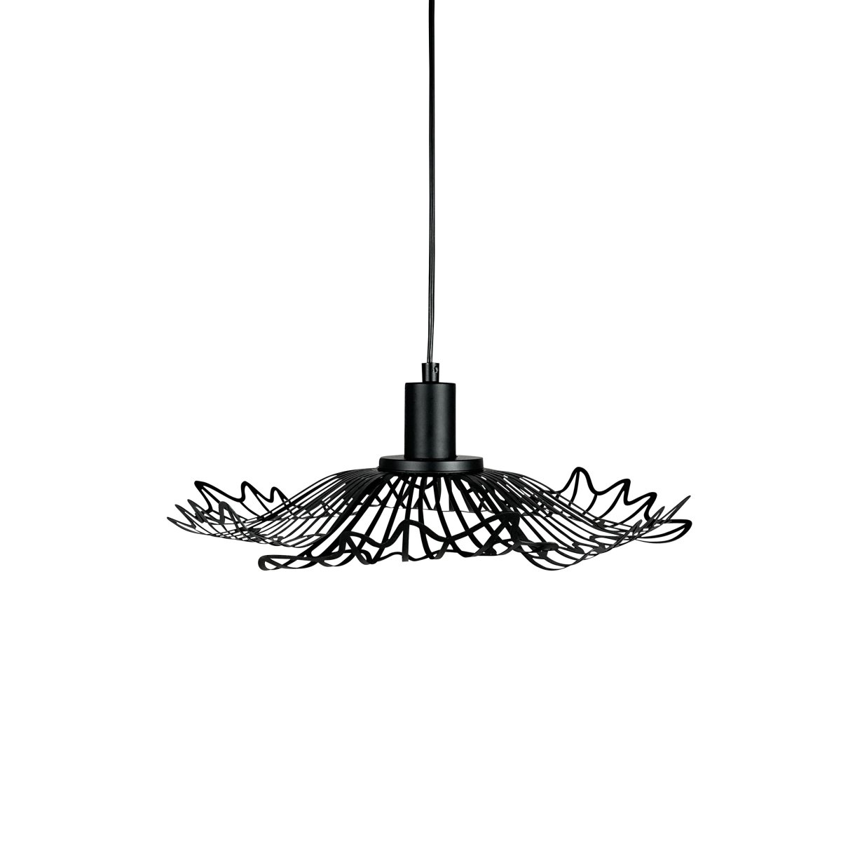 Flora Ø40 Mat sort loftslampe Fra Dyberg Larsen - Finns i tv&aring; eleganta varianter: matt svart, med en industriell fransk k&auml;nsla, och p&auml;rlvitt, som kombinerar romantisk bohemstil med en minimalistisk touch.