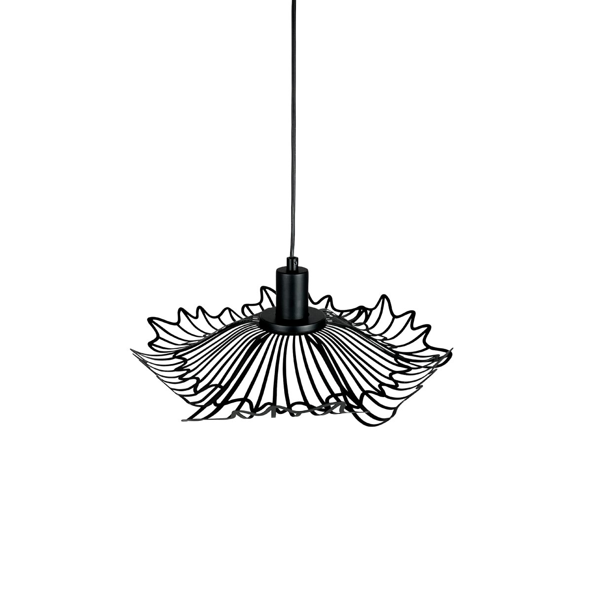 Flora Ø40 Mat sort loftslampe Fra Dyberg Larsen - Finns i tv&aring; eleganta varianter: matt svart, med en industriell fransk k&auml;nsla, och p&auml;rlvitt, som kombinerar romantisk bohemstil med en minimalistisk touch.