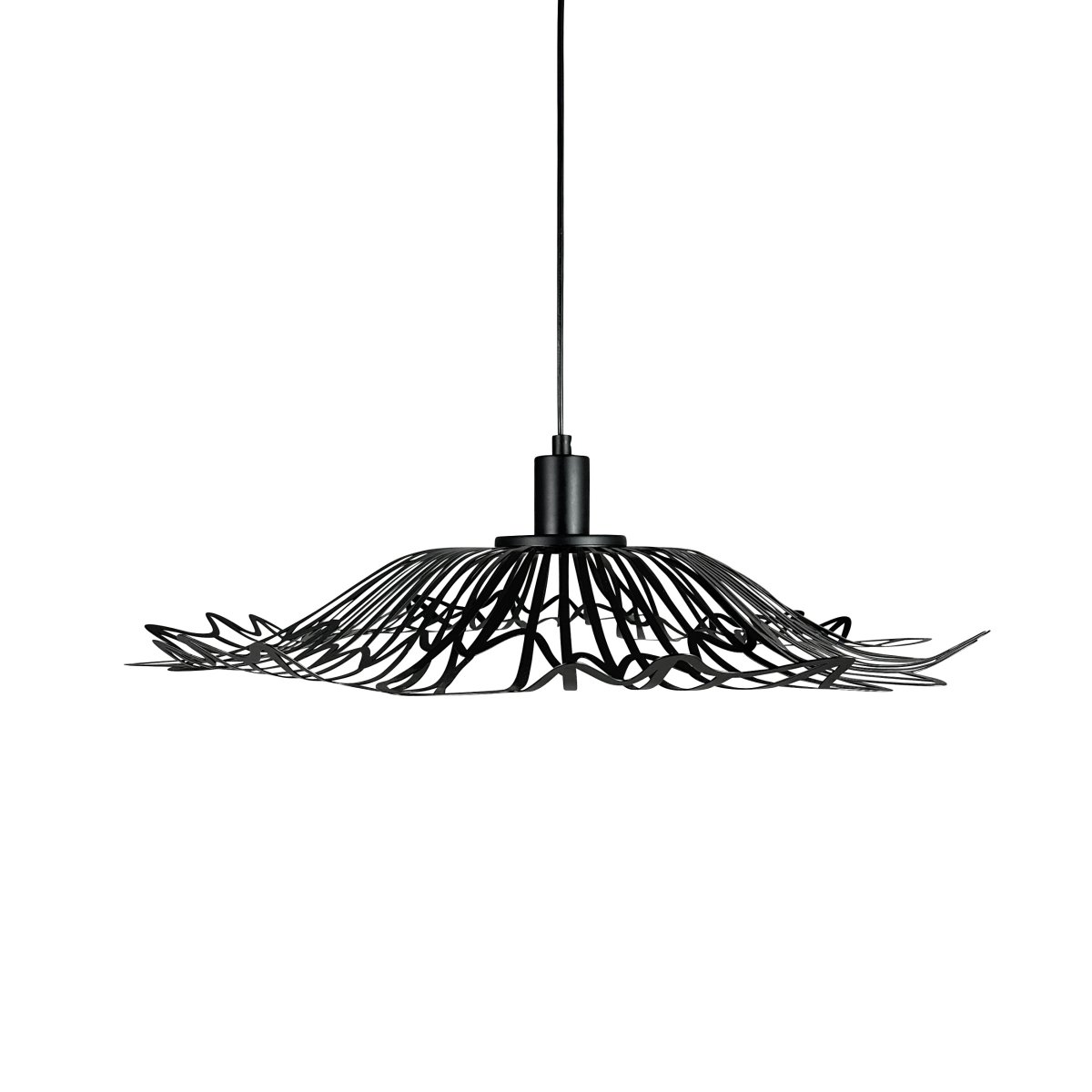 Flora Ø60 Mat sort loftslampe Fra Dyberg Larsen - Finns i tv&aring; eleganta varianter: matt svart, med en industriell fransk k&auml;nsla, och p&auml;rlvitt, som kombinerar romantisk bohemstil med en minimalistisk touch.