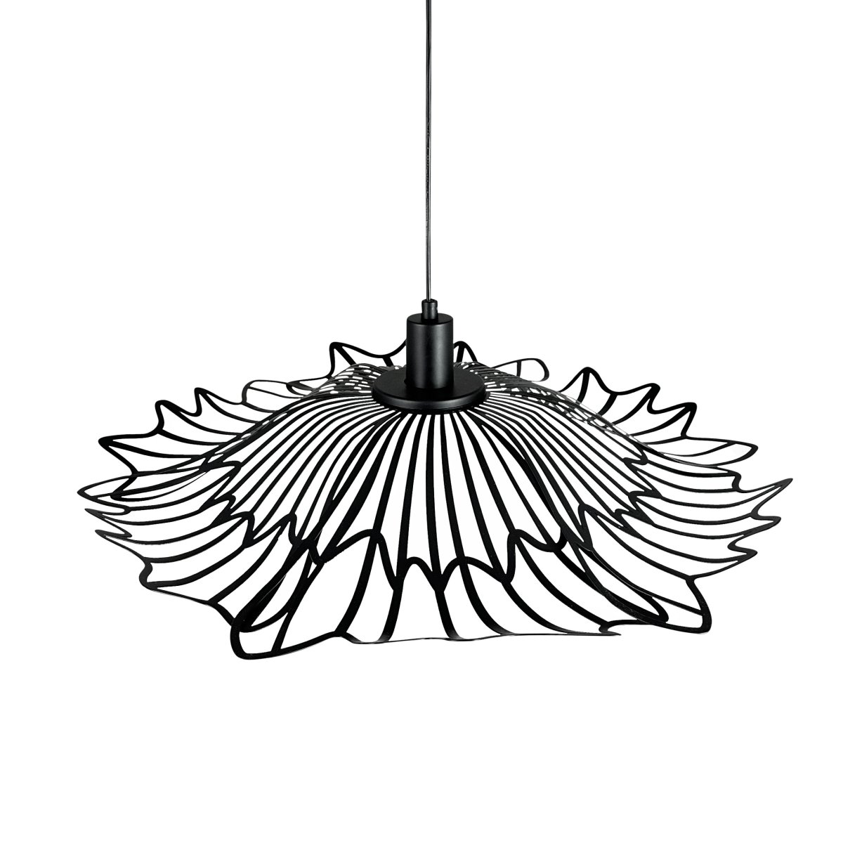Flora Ø60 Mat sort loftslampe Fra Dyberg Larsen - Finns i tv&aring; eleganta varianter: matt svart, med en industriell fransk k&auml;nsla, och p&auml;rlvitt, som kombinerar romantisk bohemstil med en minimalistisk touch.