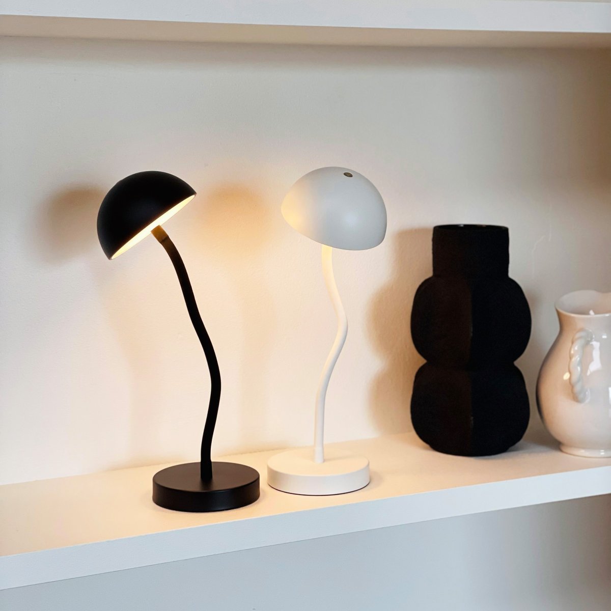 Fonzy 38cm Sort bærbar Fra Dyberg Larsen - Fonzy bordslampa &auml;r b&aring;de rolig och praktisk, och dess flexibilitet g&ouml;r den till ett perfekt val f&ouml;r den som vill ha en lampa som &auml;r b&aring;de funktionell och stilren.