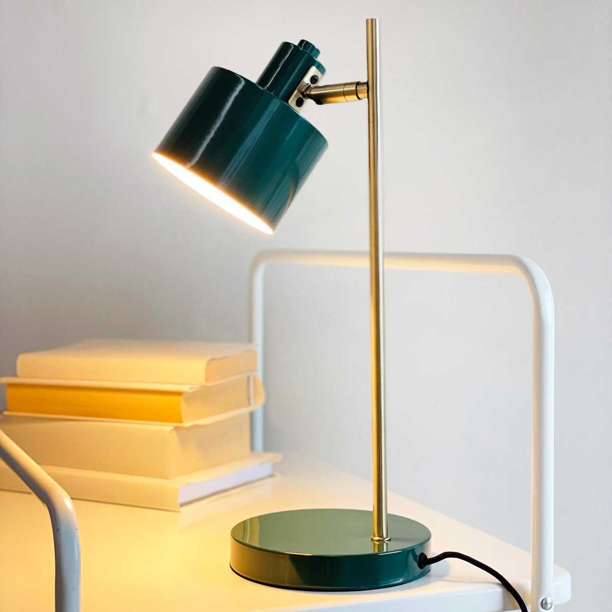 Ocean 43cm Grøn skrivebordslampe Fra Dyberg Larsen - Med sin retrostil och moderna inslag &auml;r den en stilfull inredningsdetalj som passar perfekt i sovrummet eller som indirekt ljusk&auml;lla i vardagsrummet.