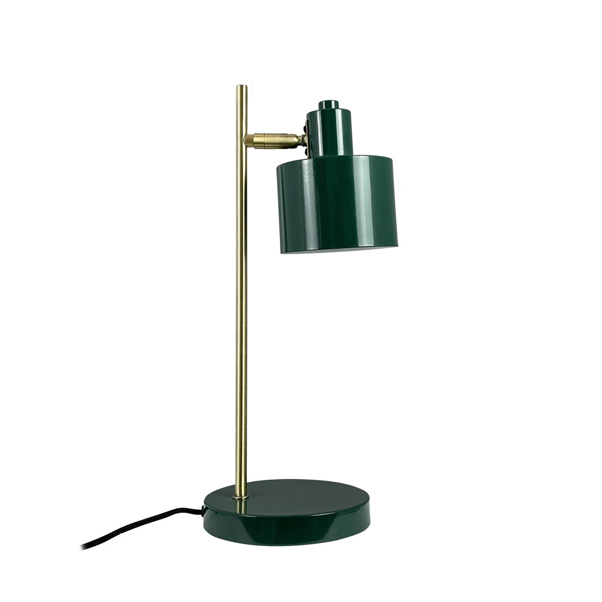 Ocean 43cm Grøn skrivebordslampe Fra Dyberg Larsen - Med sin retrostil och moderna inslag &auml;r den en stilfull inredningsdetalj som passar perfekt i sovrummet eller som indirekt ljusk&auml;lla i vardagsrummet.
