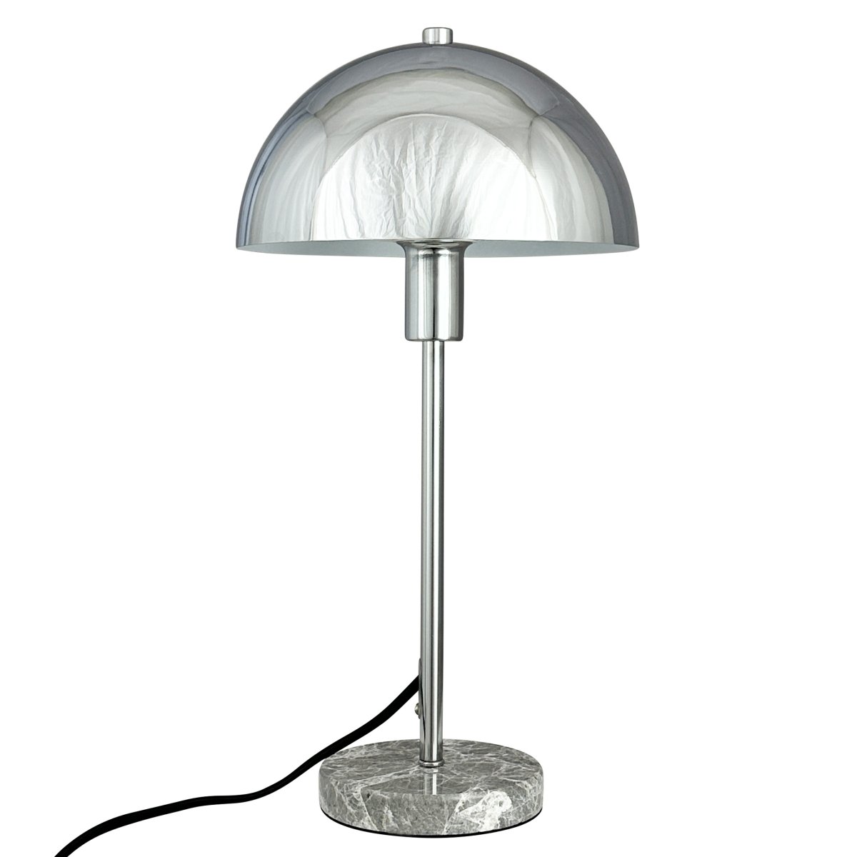 Stockholm 40cm Chrom bordlampe Fra Dyberg Larsen - Den solida marmorfoten ger lampan ett exklusivt och tidl&ouml;st uttryck, medan den smala kromramen tillf&ouml;r en l&auml;tt och stilren k&auml;nsla.