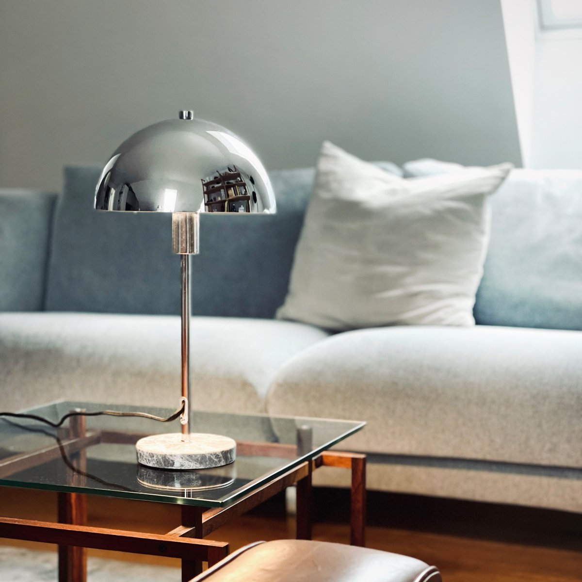 Stockholm 40cm Chrom bordlampe Fra Dyberg Larsen - Den solida marmorfoten ger lampan ett exklusivt och tidl&ouml;st uttryck, medan den smala kromramen tillf&ouml;r en l&auml;tt och stilren k&auml;nsla.