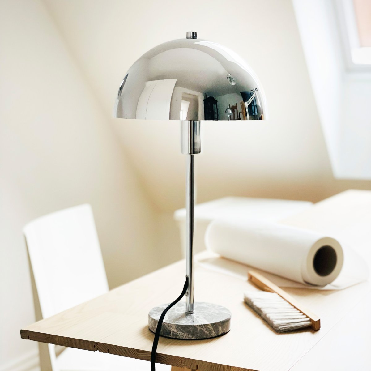 Stockholm 40cm Chrom bordlampe Fra Dyberg Larsen - Den solida marmorfoten ger lampan ett exklusivt och tidl&ouml;st uttryck, medan den smala kromramen tillf&ouml;r en l&auml;tt och stilren k&auml;nsla.