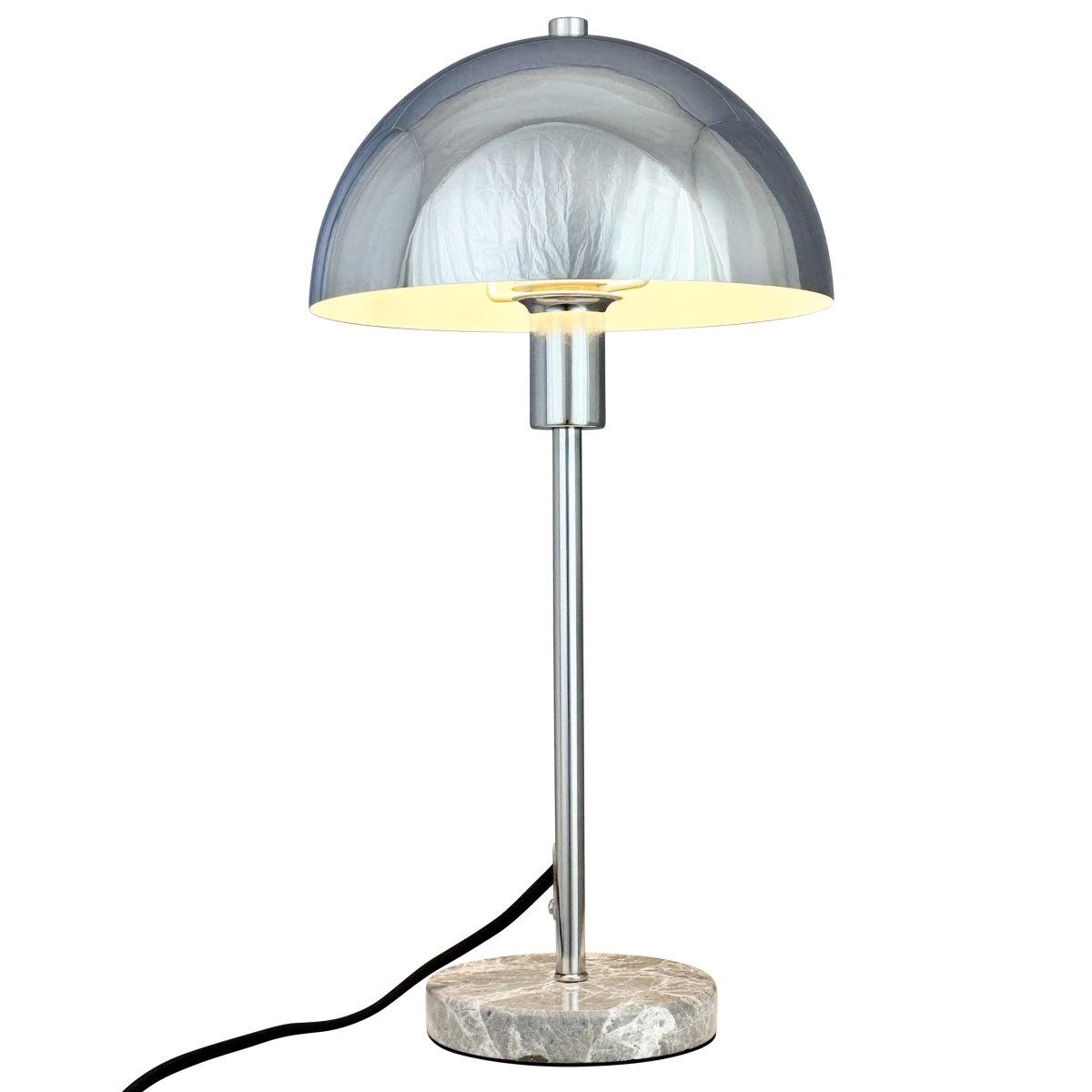 Stockholm 40cm Chrom bordlampe Fra Dyberg Larsen - Den solida marmorfoten ger lampan ett exklusivt och tidl&ouml;st uttryck, medan den smala kromramen tillf&ouml;r en l&auml;tt och stilren k&auml;nsla.