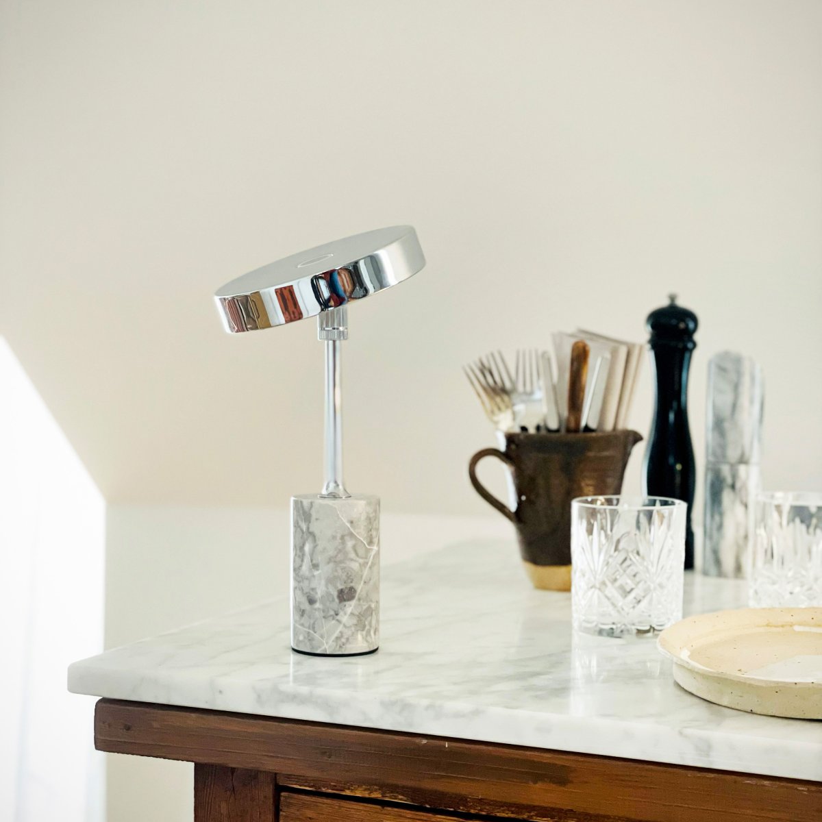 Starlight LED 25cm Krom/grå bærbar Fra Dyberg Larsen - Med tre ljusstyrkeniv&aring;er och ett justerbart lamphuvud kan du enkelt kontrollera b&aring;de intensitet och riktning &ndash; perfekt f&ouml;r arbete, l&auml;sning eller att skapa en mysig atmosf&auml;r.