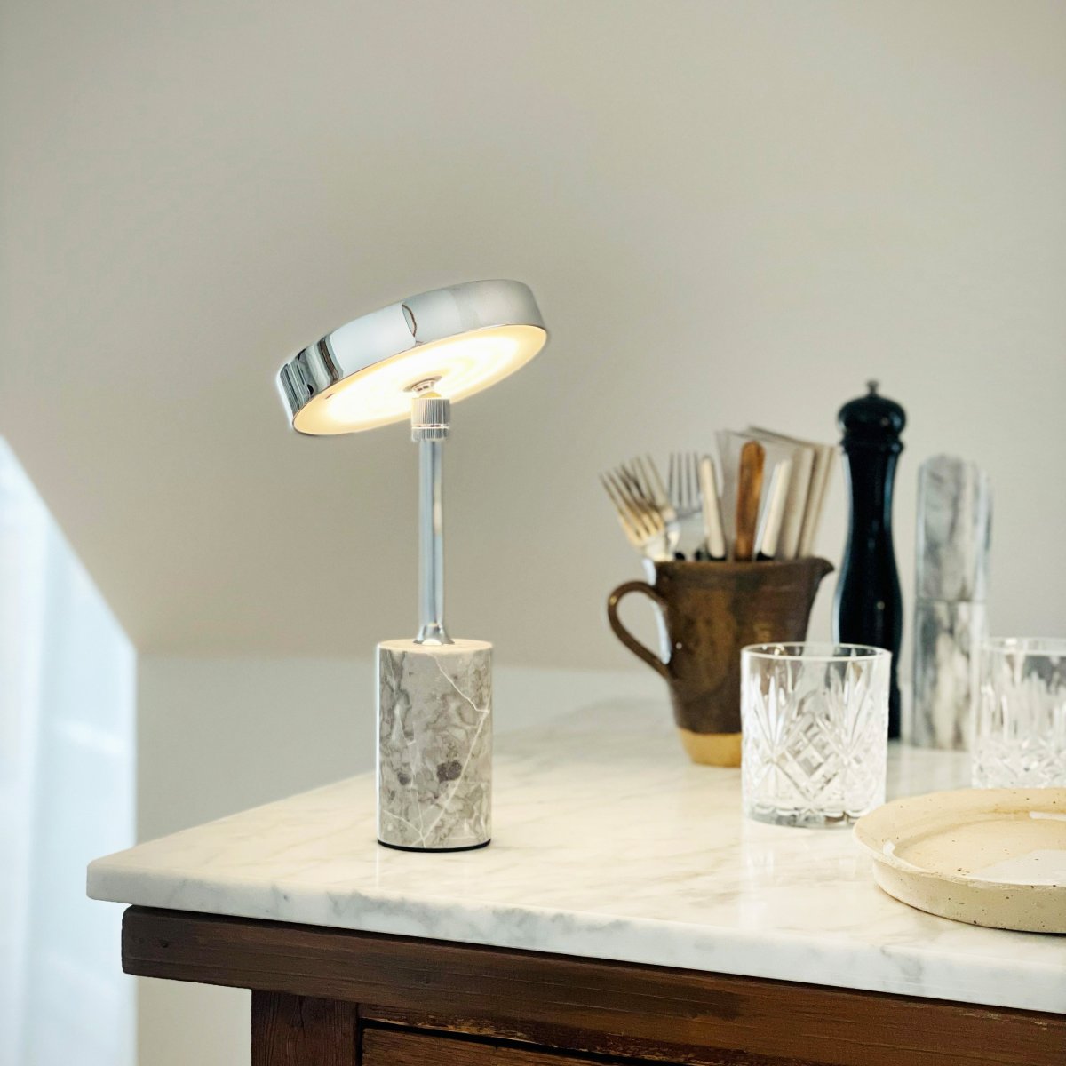 Starlight LED 25cm Krom/grå bærbar Fra Dyberg Larsen - Med tre ljusstyrkeniv&aring;er och ett justerbart lamphuvud kan du enkelt kontrollera b&aring;de intensitet och riktning &ndash; perfekt f&ouml;r arbete, l&auml;sning eller att skapa en mysig atmosf&auml;r.