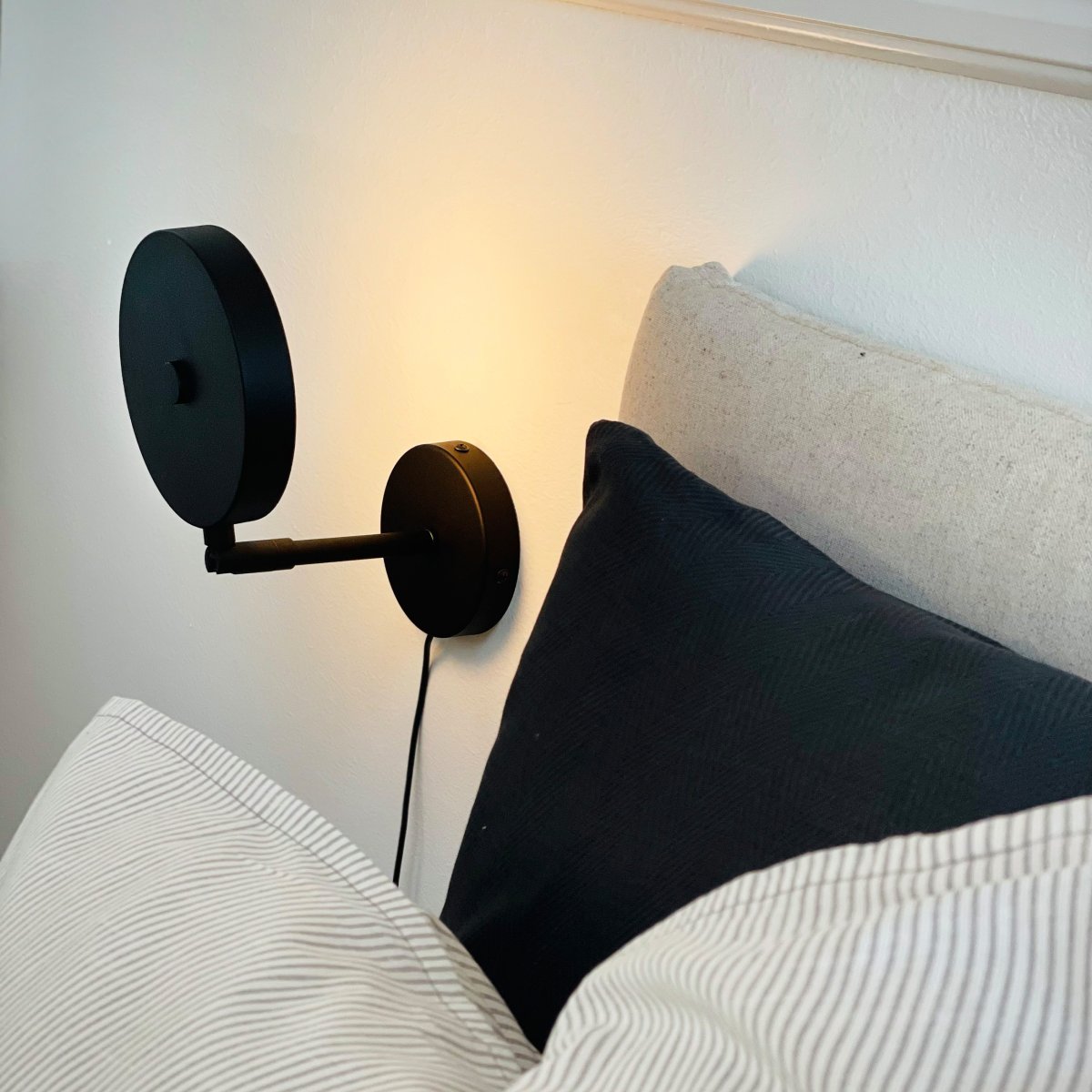 Starlight Sort læselampe Fra Dyberg Larsen - En stilren och praktisk v&auml;gglampa &ndash; perfekt vid s&auml;ngen i sovrummet eller som st&auml;mningsbelysning i vardagsrummet eller hallen.