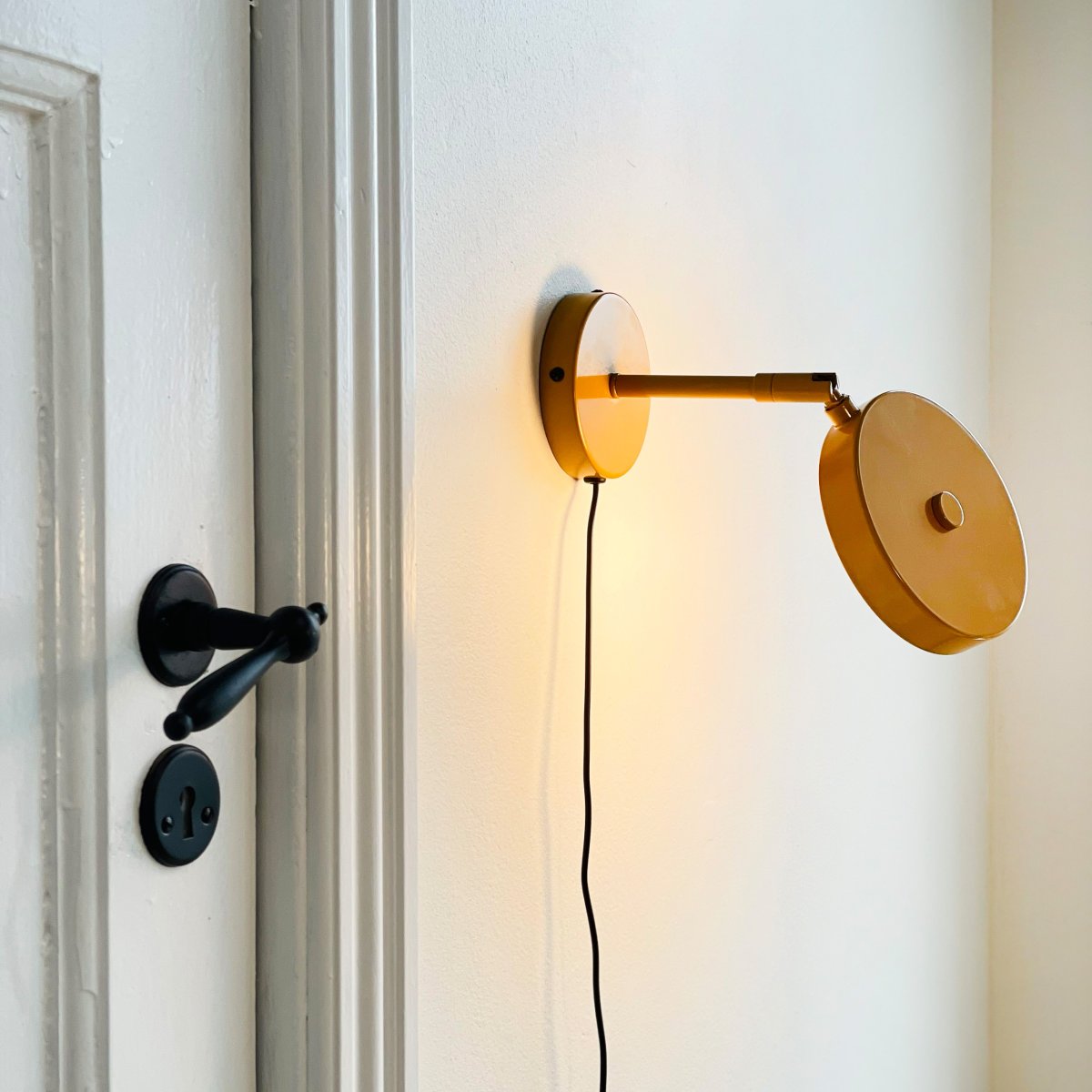 Starlight Karry læselampe Fra Dyberg Larsen - En stilren och praktisk v&auml;gglampa &ndash; perfekt vid s&auml;ngen i sovrummet eller som st&auml;mningsbelysning i vardagsrummet eller hallen.