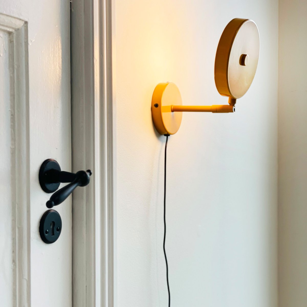 Starlight Karry læselampe Fra Dyberg Larsen - En stilren och praktisk v&auml;gglampa &ndash; perfekt vid s&auml;ngen i sovrummet eller som st&auml;mningsbelysning i vardagsrummet eller hallen.