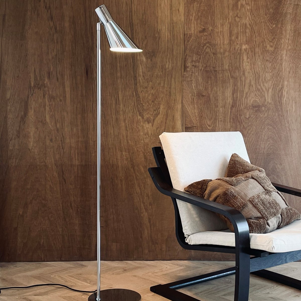 DL12 Chrom gulvlampe Fra Dyberg Larsen - DL12 golvlampa i krom kombinerar funktionalitet med en elegant och modern design.