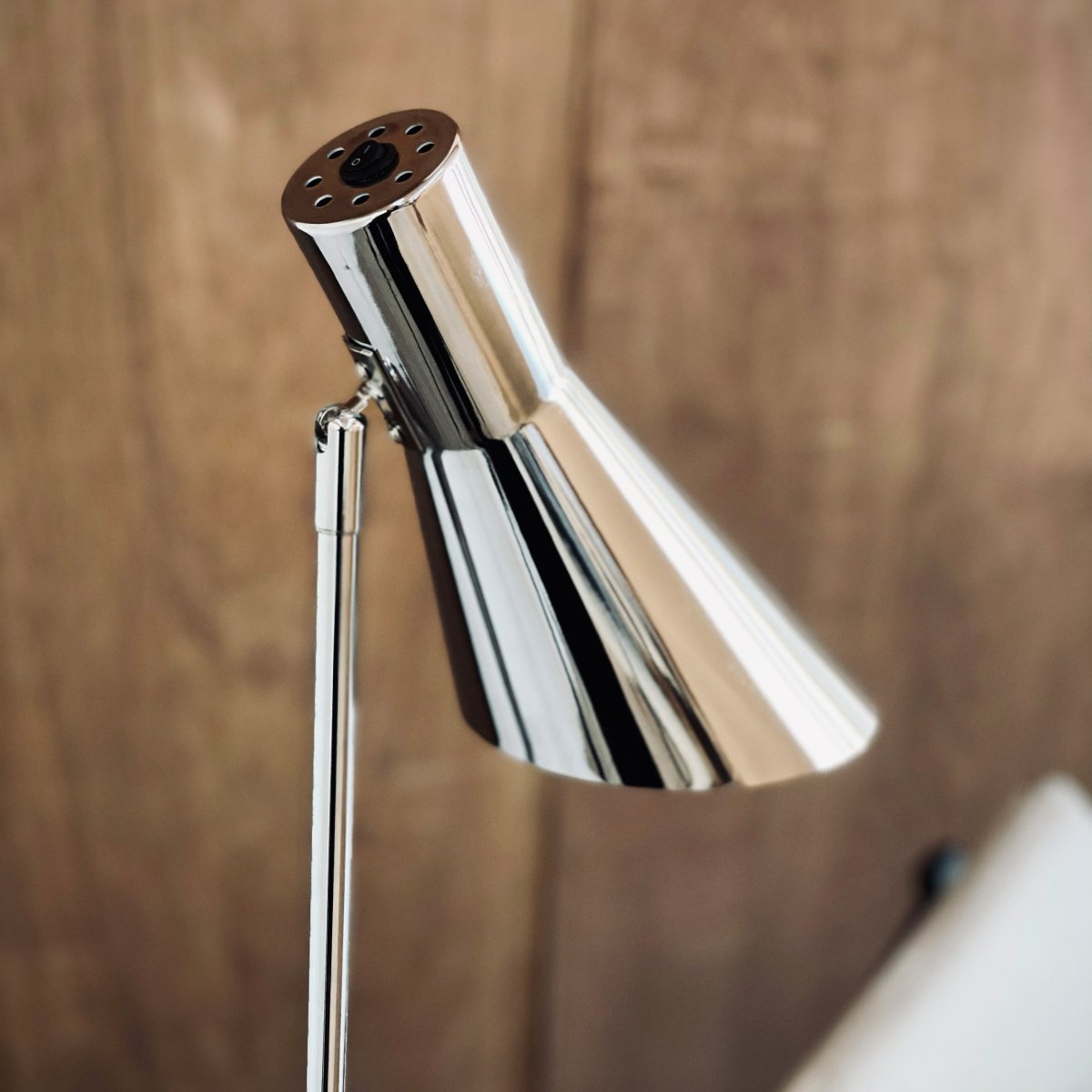 DL12 Chrom gulvlampe Fra Dyberg Larsen - DL12 golvlampa i krom kombinerar funktionalitet med en elegant och modern design.