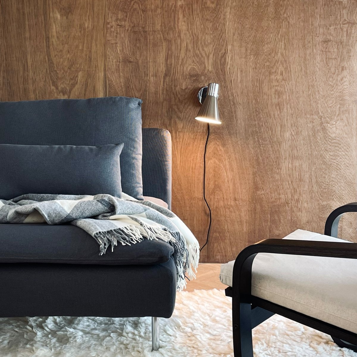 DL12 Chrom læselampe Fra Dyberg Larsen - Den blanka kromfinishen ger en exklusiv touch till inredningen och skapar ett rent och sofistikerat utseende.