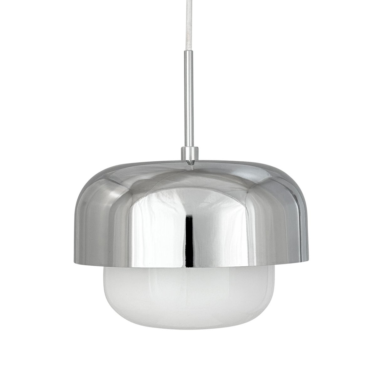 Haipot Ø23 Krom loftslampe Fra Dyberg Larsen - Det stilfulde design kombinerer en &oslash;vre metalsk&aelig;rm med en forkromet finish og en nedre del i hvidt glas, der spreder et j&aelig;vnt og behageligt lys.