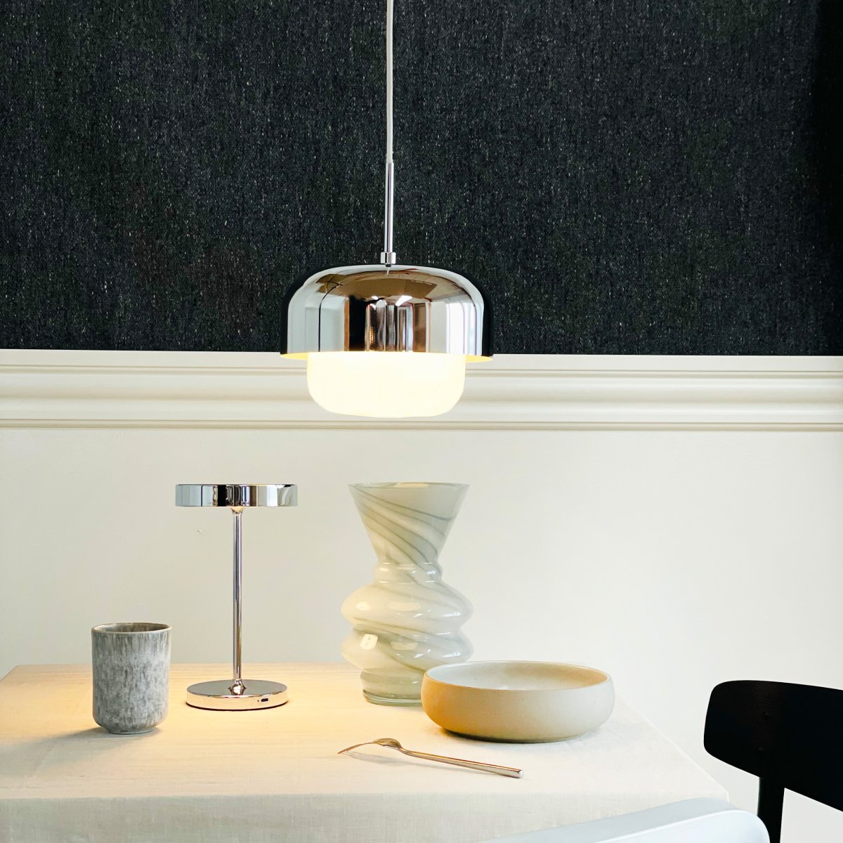 Haipot Ø23 Krom loftslampe Fra Dyberg Larsen - Det stilfulde design kombinerer en &oslash;vre metalsk&aelig;rm med en forkromet finish og en nedre del i hvidt glas, der spreder et j&aelig;vnt og behageligt lys.