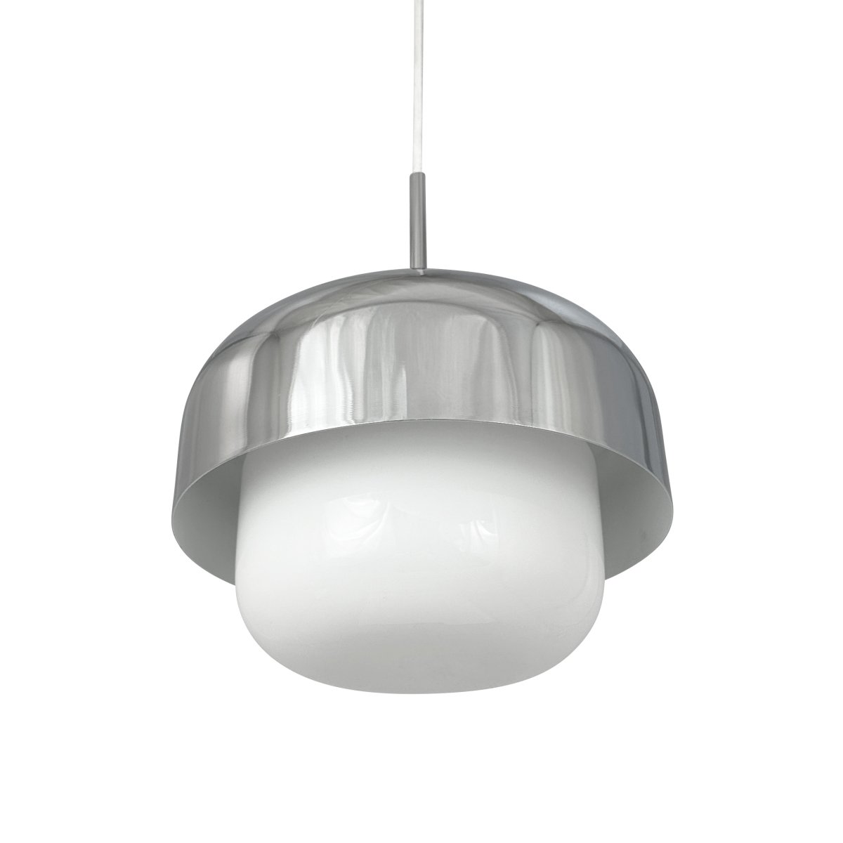 Haipot Ø23 Krom loftslampe Fra Dyberg Larsen - Det stilfulde design kombinerer en &oslash;vre metalsk&aelig;rm med en forkromet finish og en nedre del i hvidt glas, der spreder et j&aelig;vnt og behageligt lys.