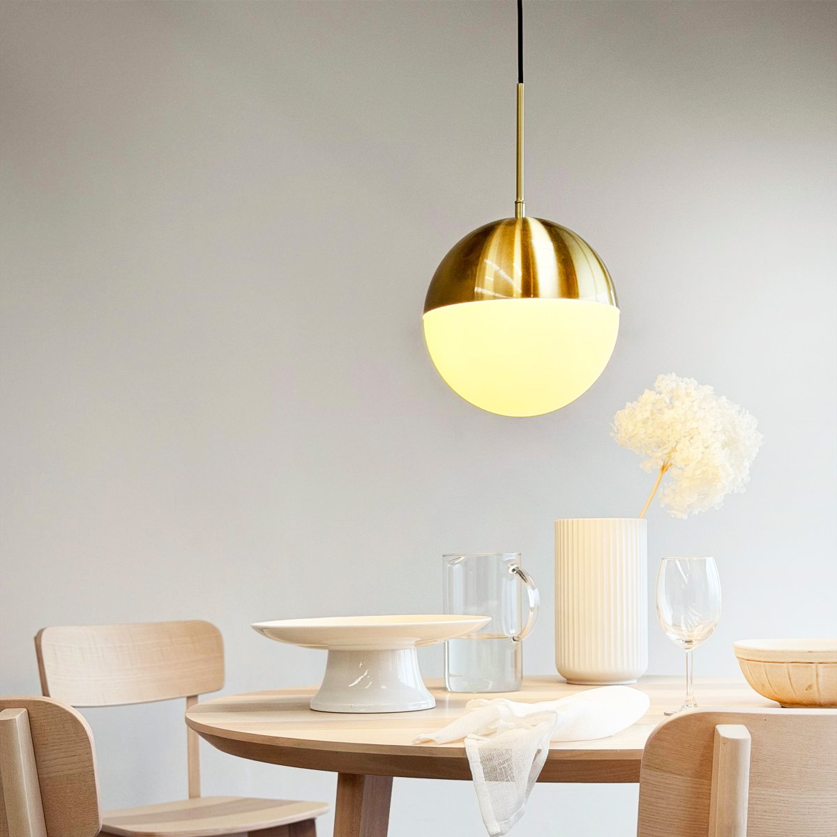 Nova Ø25 Messing loftslampe Fra Dyberg Larsen - Lampen har en rund form med en kuppel, hvor den &oslash;verste del er i messingfinish og den nederste del i opalglas, hvilket giver et bl&oslash;dt og behageligt lys.