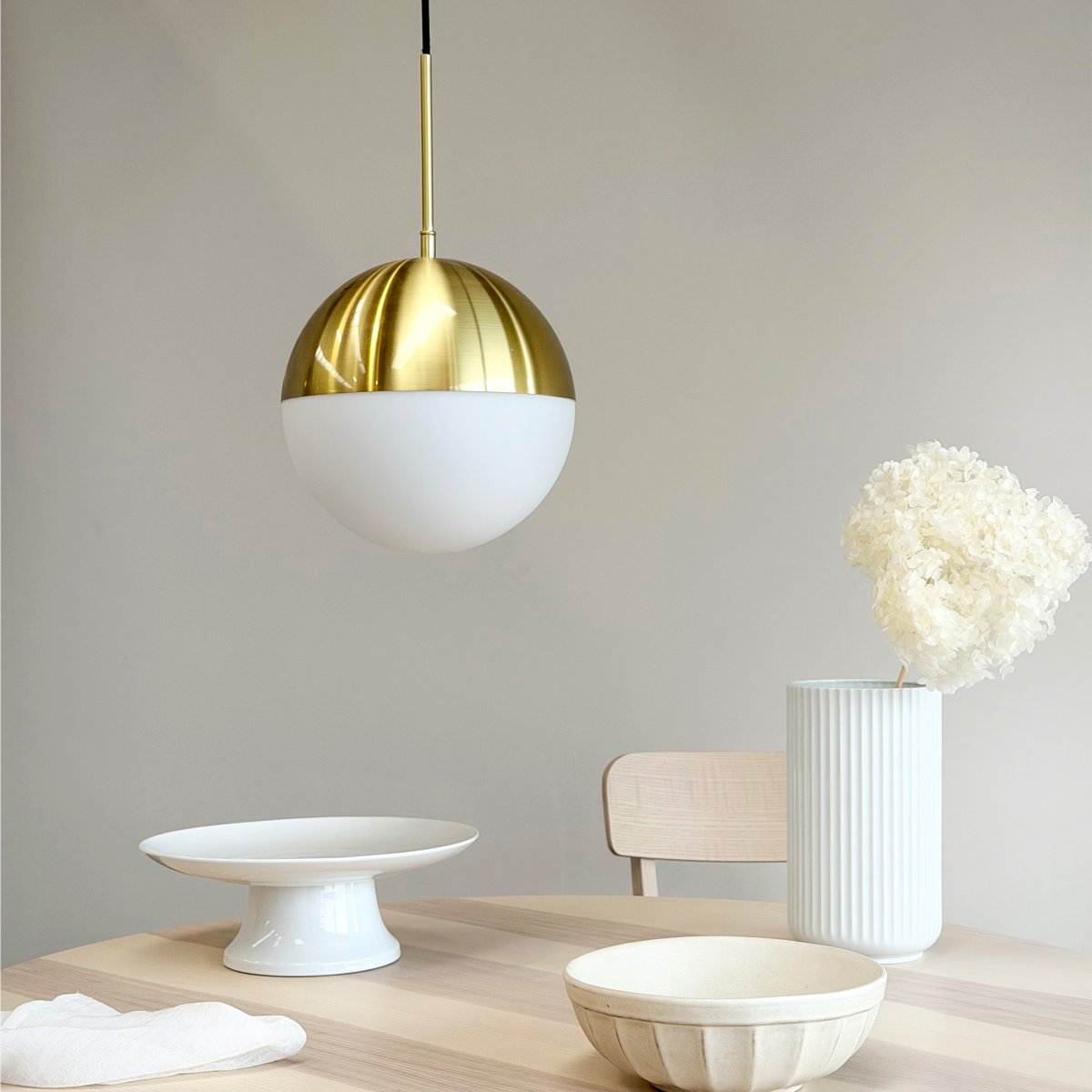 Nova Ø25 Messing loftslampe Fra Dyberg Larsen - Lampen har en rund form med en kuppel, hvor den &oslash;verste del er i messingfinish og den nederste del i opalglas, hvilket giver et bl&oslash;dt og behageligt lys.