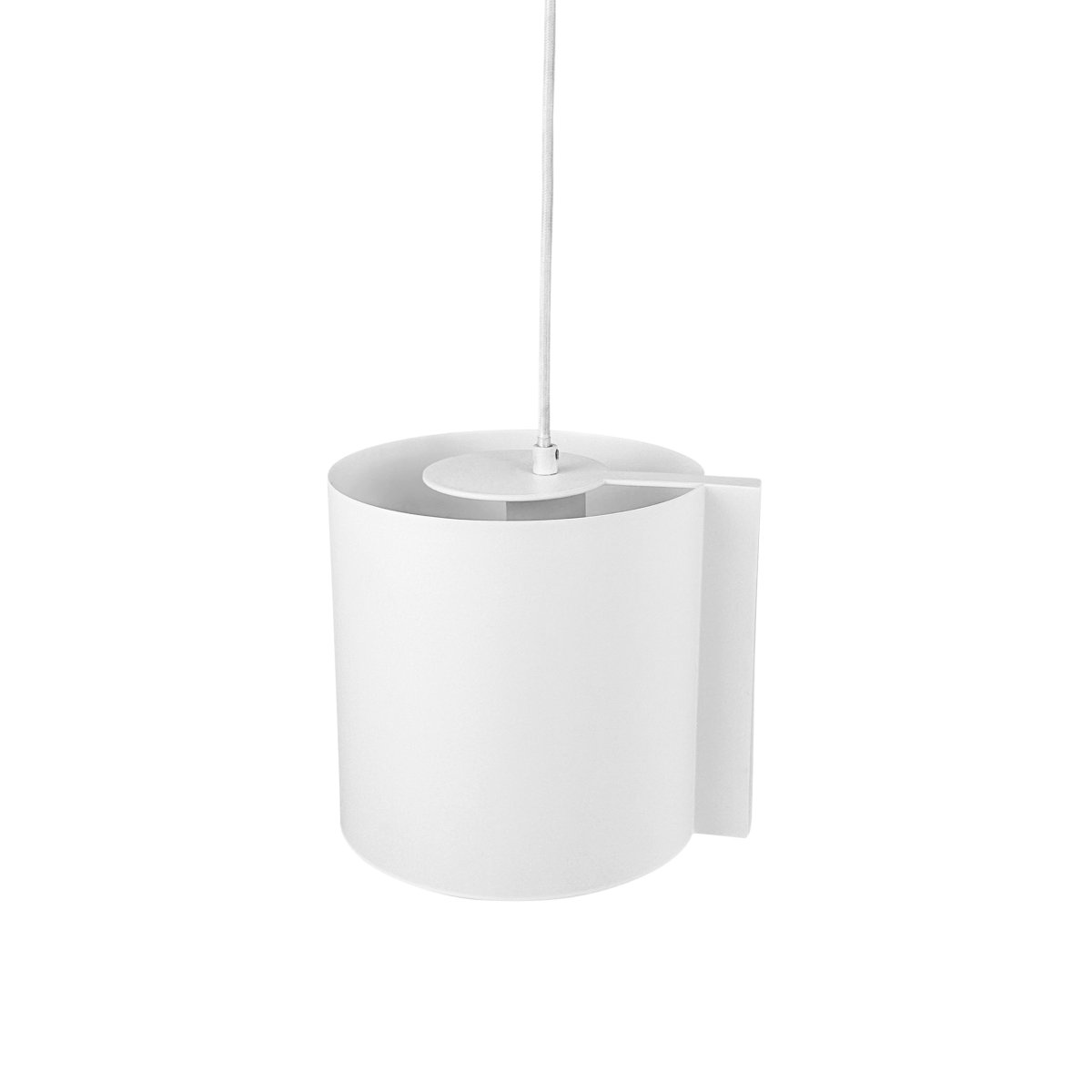 Wum Ø18 Hvid loftslampe Fra Dyberg Larsen - Tillverkad i metall med en varmvit finish och en 2 meter l&aring;ng vit tygsladd, &auml;r Wum en perfekt balans mellan funktion och design.
