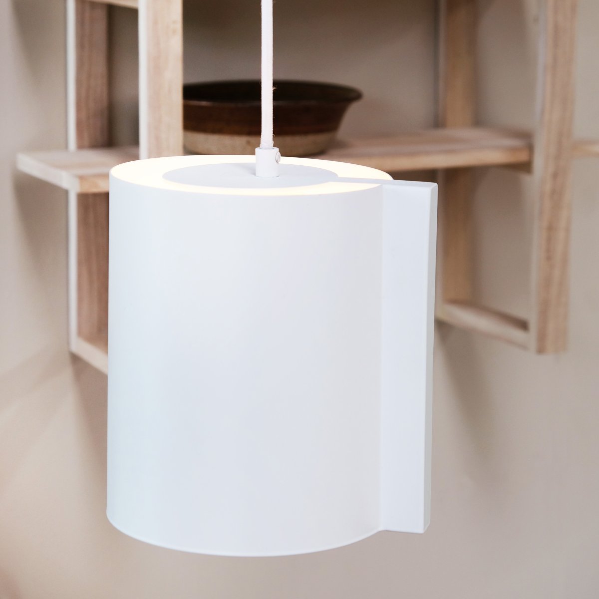 Wum Ø18 Hvid loftslampe Fra Dyberg Larsen - Tillverkad i metall med en varmvit finish och en 2 meter l&aring;ng vit tygsladd, &auml;r Wum en perfekt balans mellan funktion och design.