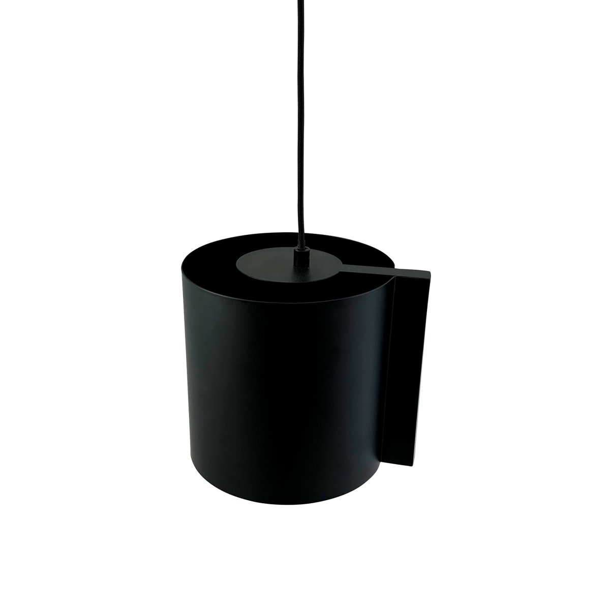 Wum Ø18 Sort loftslampe Fra Dyberg Larsen - Tillverkad i metall med en mattsvart finish och en 2 meter l&aring;ng svart tygsladd, &auml;r Wum en perfekt balans mellan funktion och design.