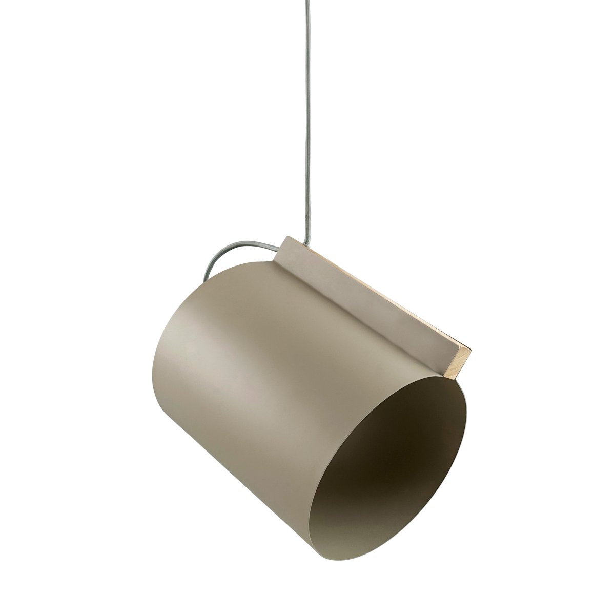 Wum Ø23 Mat grå loftslampe Fra Dyberg Larsen - Tillverkad i metall med en mattgr&aring; finish och en 2 meter l&aring;ng gr&aring; tygsladd, &auml;r Wum en perfekt balans mellan funktion och design.