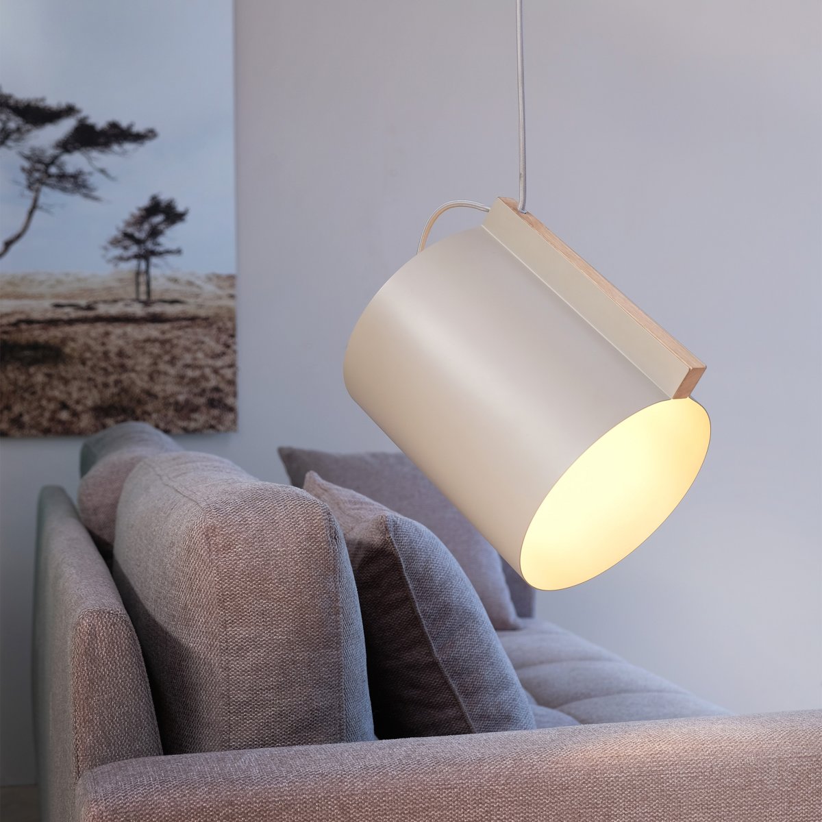 Wum Ø23 Mat grå loftslampe Fra Dyberg Larsen - Tillverkad i metall med en mattgr&aring; finish och en 2 meter l&aring;ng gr&aring; tygsladd, &auml;r Wum en perfekt balans mellan funktion och design.