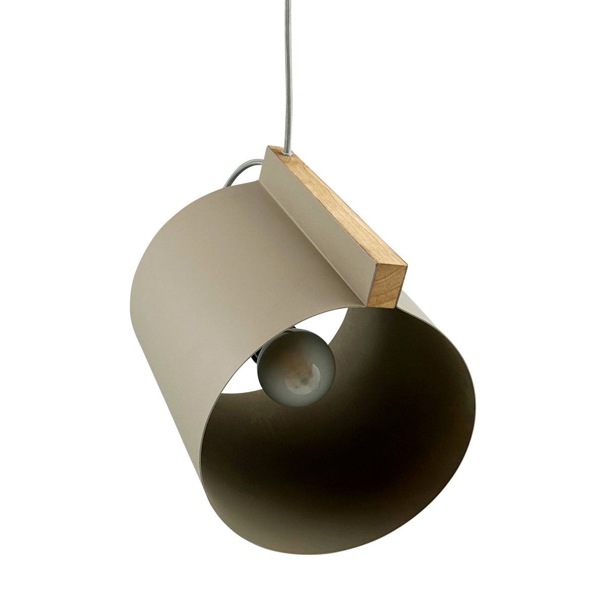 Wum Ø23 Mat grå loftslampe Fra Dyberg Larsen - Tillverkad i metall med en mattgr&aring; finish och en 2 meter l&aring;ng gr&aring; tygsladd, &auml;r Wum en perfekt balans mellan funktion och design.