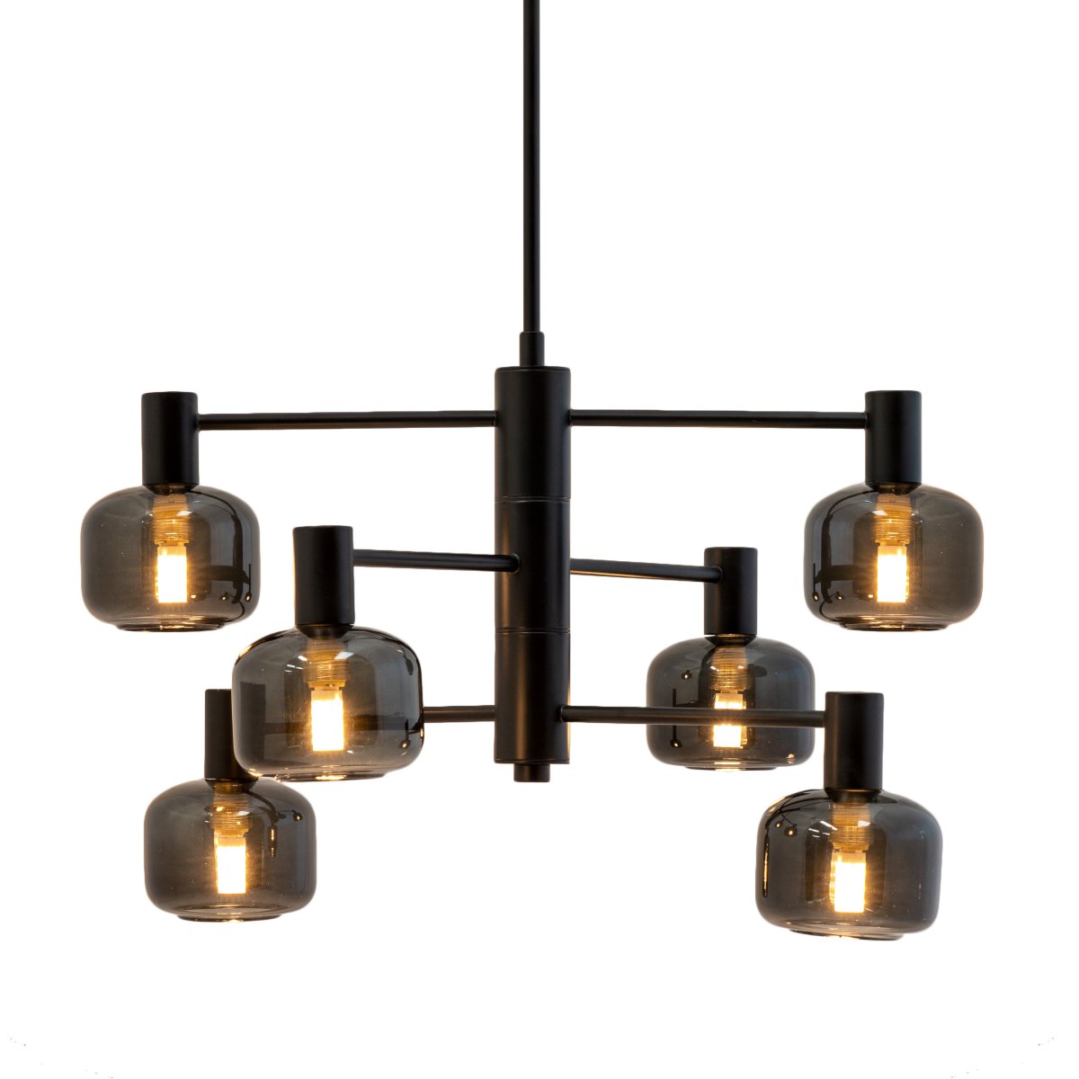 Arp Ø50 Sort loftslampe Fra Dyberg Larsen - Skab den perfekte balance mellem form og funktion med Arp lysekronen, som har 6 smukke glaskupler i røget glas og en elegant sort ophæng.