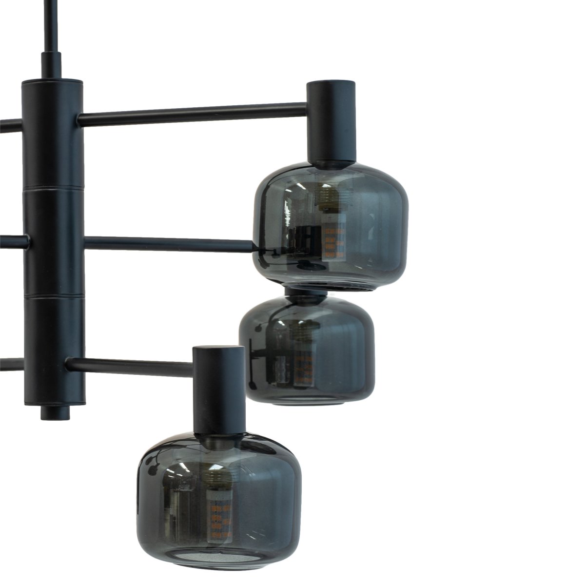 Arp Ø50 Sort loftslampe Fra Dyberg Larsen - Skab den perfekte balance mellem form og funktion med Arp lysekronen, som har 6 smukke glaskupler i røget glas og en elegant sort ophæng.