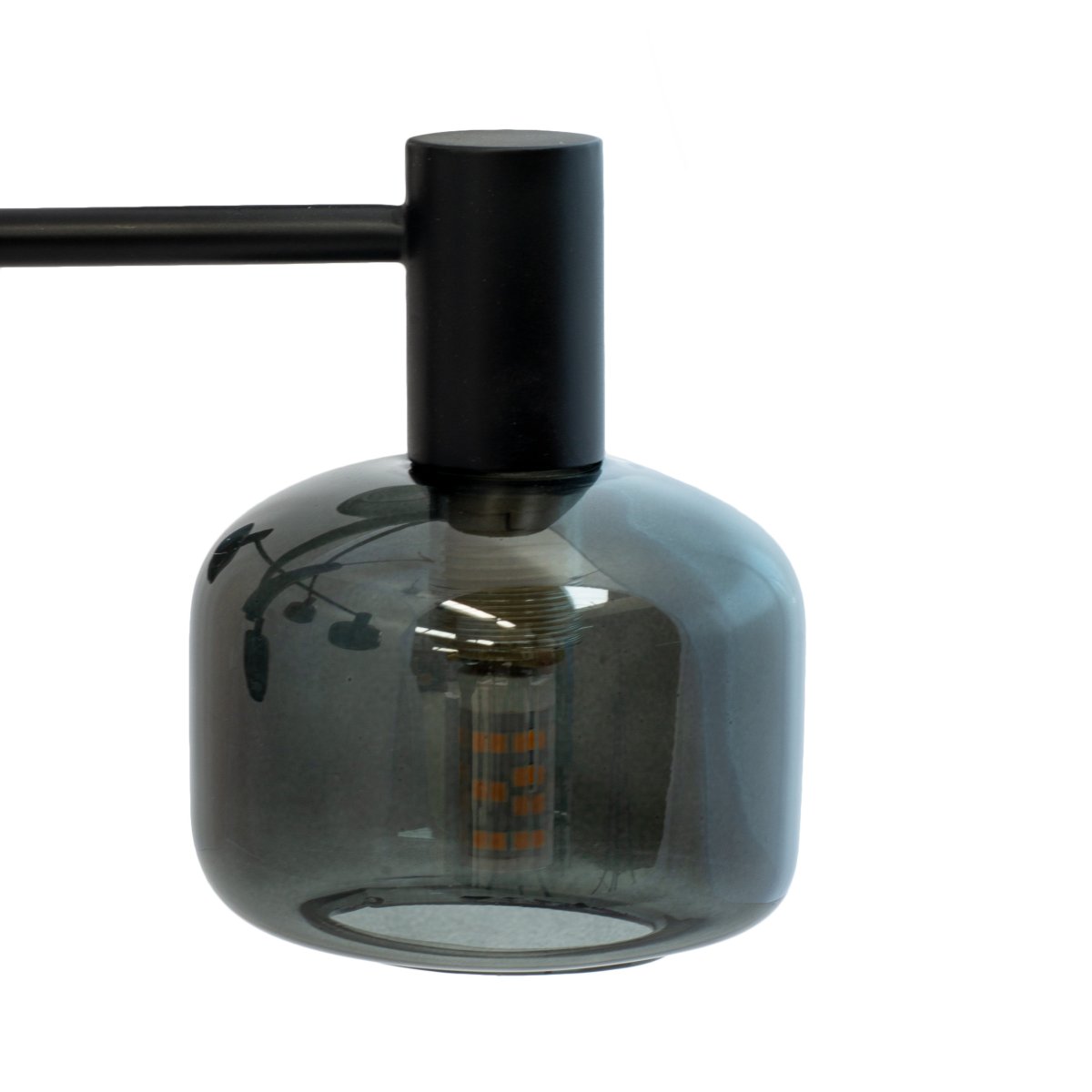 Arp Ø50 Sort loftslampe Fra Dyberg Larsen - Skab den perfekte balance mellem form og funktion med Arp lysekronen, som har 6 smukke glaskupler i røget glas og en elegant sort ophæng.