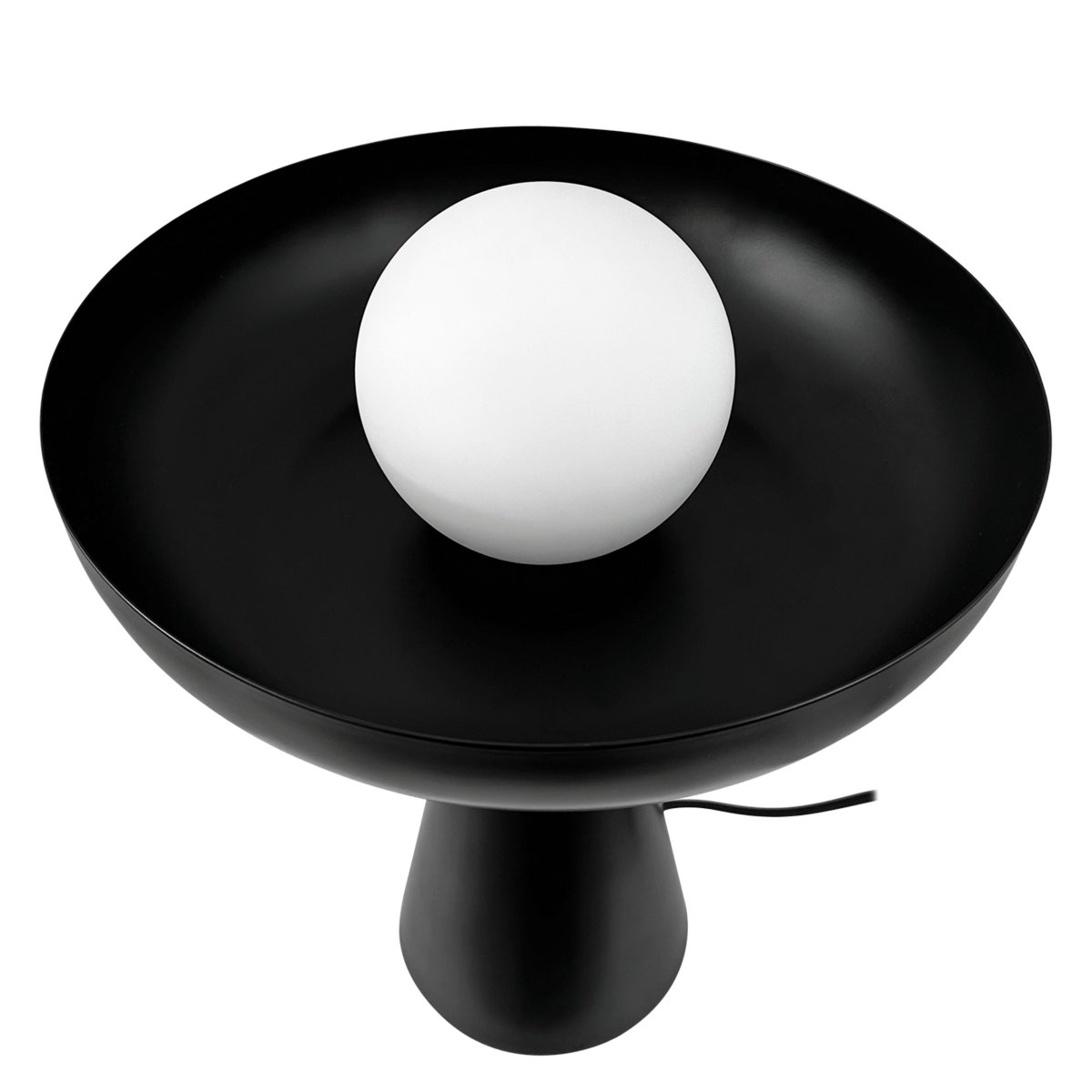 Ava 35cm Sort bordlampe Fra Dyberg Larsen - Kombinationen af den sorte metalbund og den elegante glaskuppel omgiver lyset p&aring; en fortryllende måde, som skaber et unikt og iøjnefaldende lyspunkt i dit interiør.