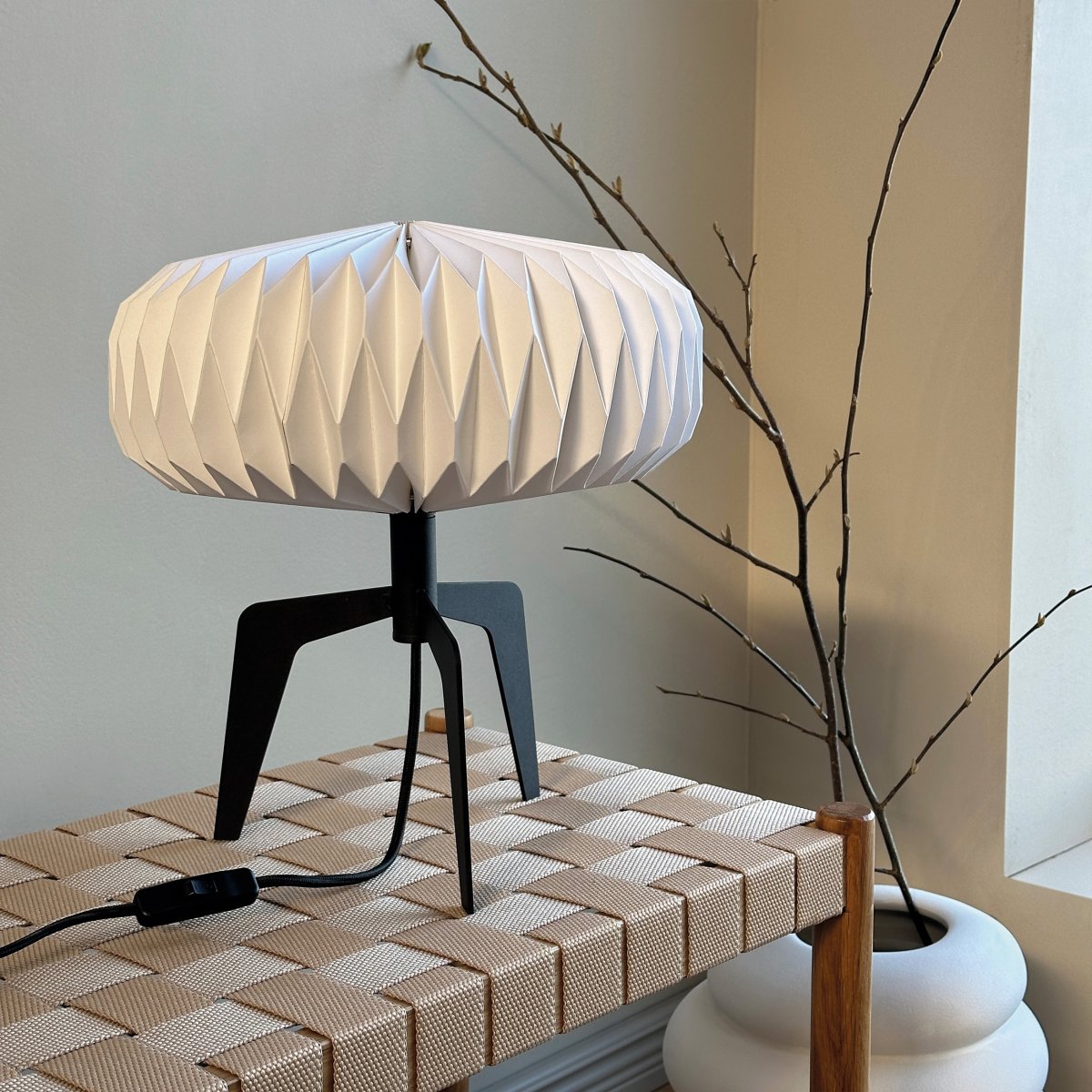 Ventnor 34cm Sort bordlampe Fra Dyberg Larsen - Lampen er designet til at give et blødt og hyggeligt lys i dit hjem.