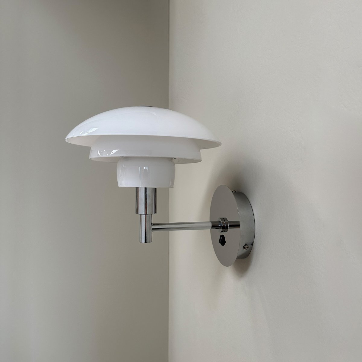Morph Ø20 Chrom væglampe Fra Dyberg Larsen - Denne lampe skaber en klassisk og smuk nordisk stil, og med sit tidssvarende design passer den perfekt ind i stuer, soveværelser og kontorer.