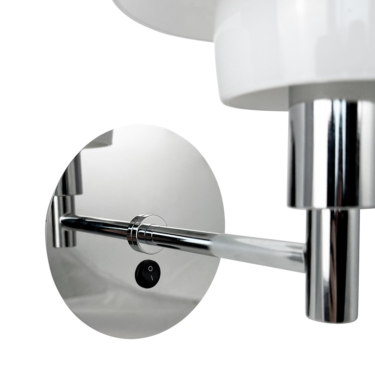 Morph Ø20 Chrom væglampe Fra Dyberg Larsen - Denne lampe skaber en klassisk og smuk nordisk stil, og med sit tidssvarende design passer den perfekt ind i stuer, soveværelser og kontorer.