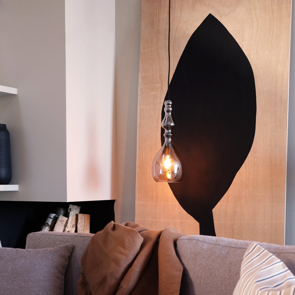 Lea Ø18 Røg loftslampe Fra Dyberg Larsen - Lea-vedhænget er alsidigt og kan bruges i klynger i et hjørne for at skabe et iøjnefaldende lyskunstværk eller hænges i grupper hen over et bord for at skabe en perfekt atmosfære.