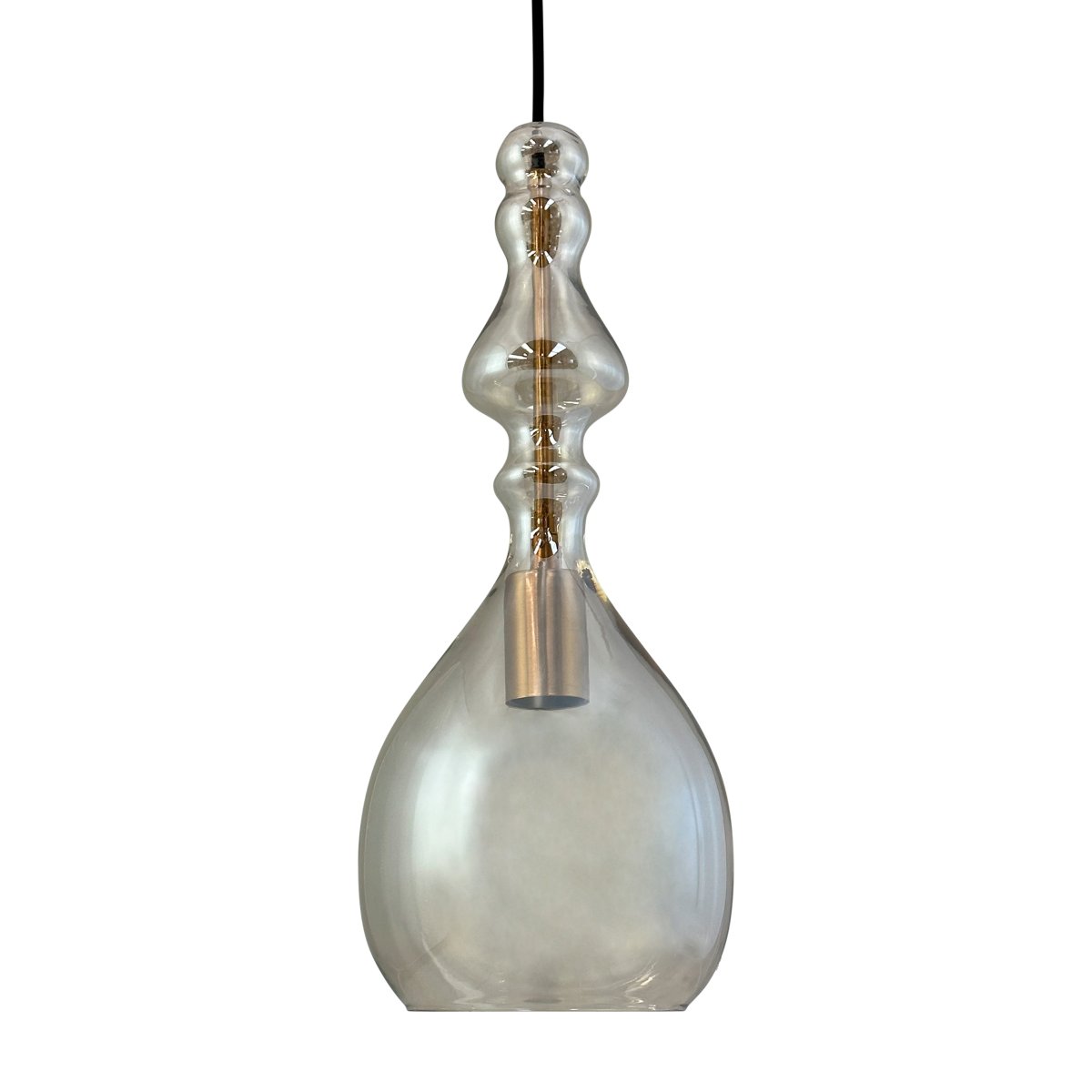 Lea Ø18 Rav loftslampe Fra Dyberg Larsen - Lea-vedhænget er alsidigt og kan bruges i klynger i et hjørne for at skabe et iøjnefaldende stykke lyskunst eller hænges i grupper hen over et bord for at skabe en perfekt atmosfære.