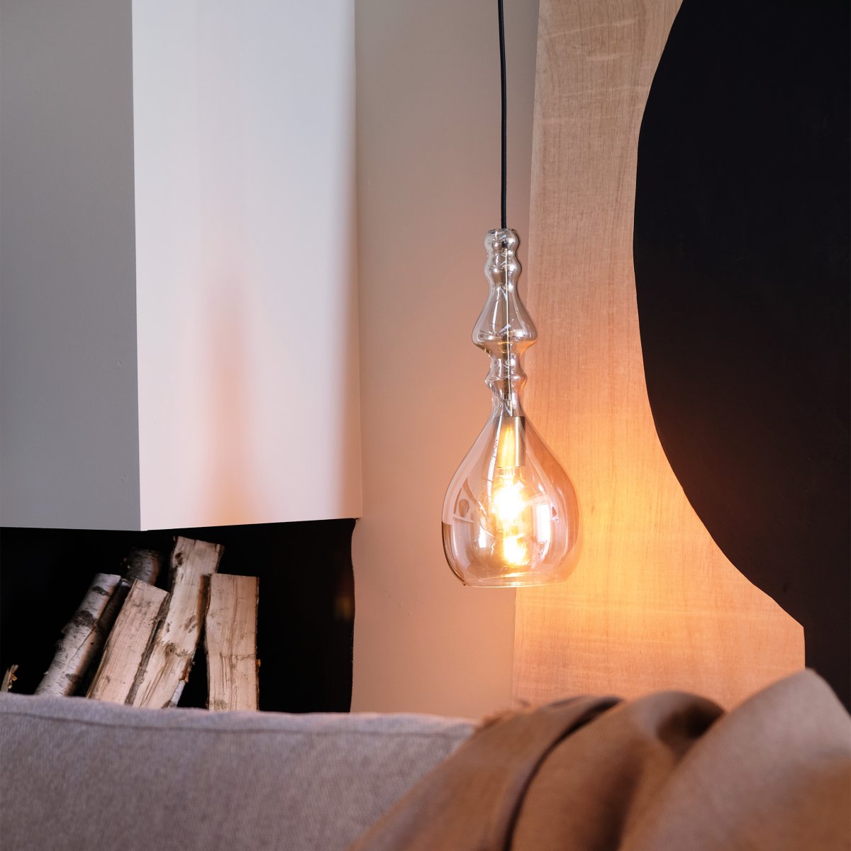 Lea Ø18 Rav loftslampe Fra Dyberg Larsen - Lea-vedhænget er alsidigt og kan bruges i klynger i et hjørne for at skabe et iøjnefaldende stykke lyskunst eller hænges i grupper hen over et bord for at skabe en perfekt atmosfære.