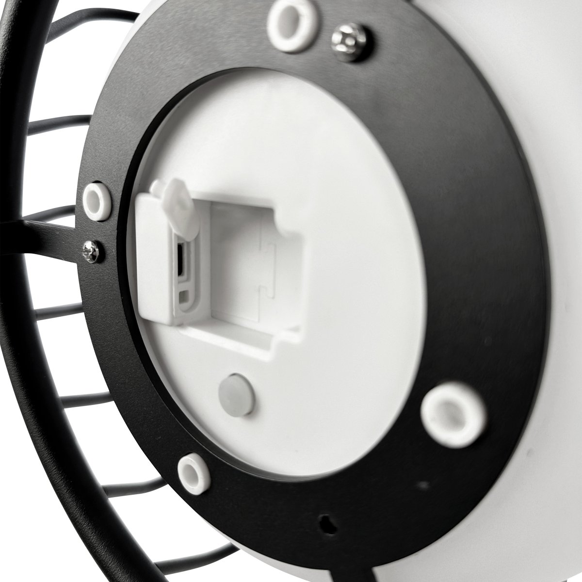 Evesham 48cm Sort bærbar Fra Dyberg Larsen - Den stiliga svarta f&auml;rgen ger ett naturligt och i&ouml;gonfallande inslag i utomhusmilj&ouml;n och bidrar till en inbjudande atmosf&auml;r p&aring; kv&auml;llen.